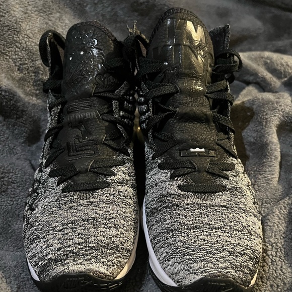 NIKE LEBRON 17 BLACK WHITE - Picture 2 of 10